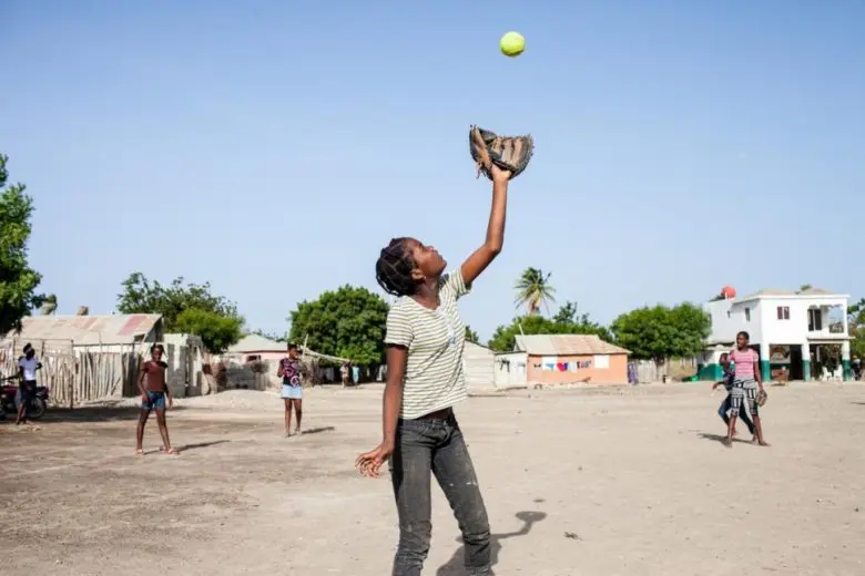 Des jeunes filles d’origine haïtienne jouent au baseball à Tamayo, en République dominicaine. 