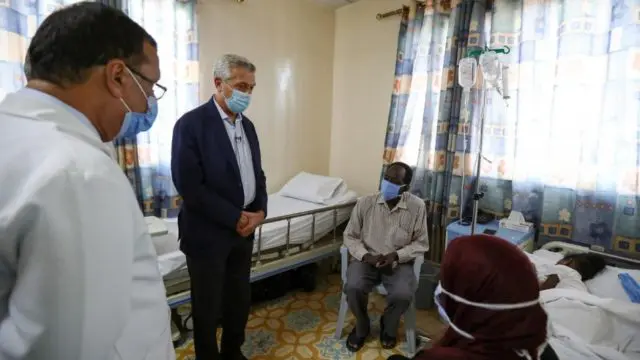 Filippo Grandi lors de sa rencontre avec le réfugié soudanais Ekram Yacoub, dont la fille Rana, 3 ans, souffre de thalassémie et d'anémie falciforme