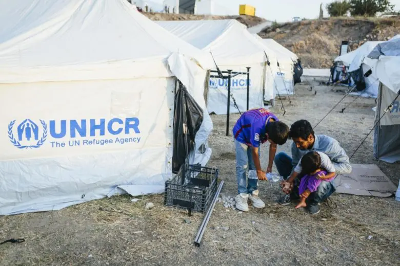 Un demandeur d’asile afghan aide son père à laver les mains de son jeune frère, dans le site d’urgence de Kara Tepe à Lesbos, en Grèce. 
