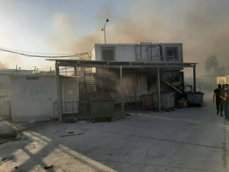 Le feu a détruit des abris pour les réfugiés et les demandeurs d’asile, au camp de Moria, à Lesbos en Grèce