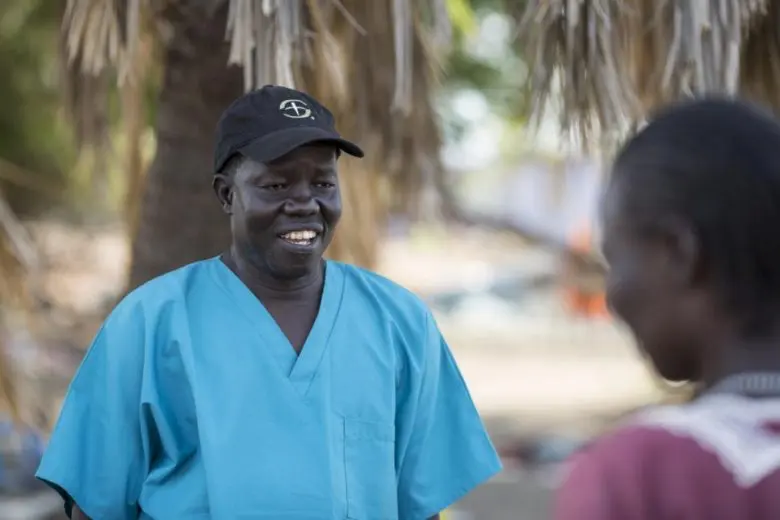 Le docteur Evan Atar lors d’une rencontre avec des patients devant l’hôpital de Bunj dans le comté de Maban, au Soudan du Sud.