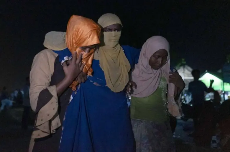 Une Rohingya est soutenue par d’autres réfugiées après que le bateau qui les transportait ait accosté à Lhokseumawe, dans la province d’Aceh, en Indonésie, tôt lundi 7 septembre 2020