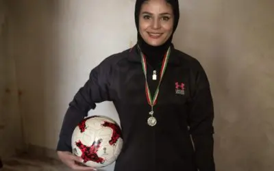 Une coach sportive afghane aide les jeunes réfugiés à retrouver le chemin de l’école en Iran