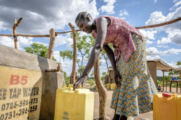 Une réfugiée sud-soudanaise collecte de l’eau à l’installation de réfugiés de Bidibidi, dans le district de Yumbe au nord de l’Ouganda.