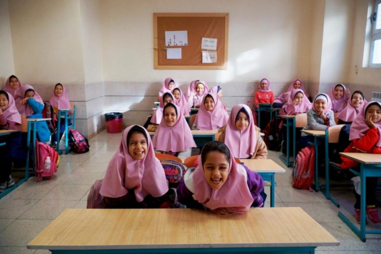 Les élèves de l’école primaire de Vahdat essaient de contenir leurs rires pour une photo de groupe avant que leur professeur n’arrive en classe