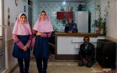Une jeune Afghane refuse de renoncer à son enthousiasme après avoir attendu des années pour aller à l’école