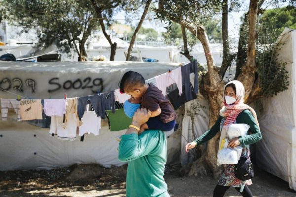 Une famille afghane se déplace dans un camp informel situé en périphérie du centre de réception et d’identification de Moria, sur l’île de Lesbos. 1er septembre 2020