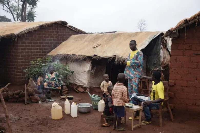 Une famille prend son ppetit-déjeuner sur le site PK3 pour les personnes déplacées internes à Bria, en République centrafricaine. Mai 2019
