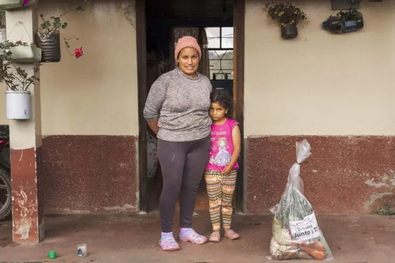Une famille réfugiée colombienne à Heyleen dans les Andes équatoriennes reçoit un colis d’aide du HCR. 17 juin 2020