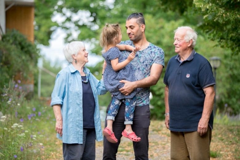Mona and Kaj are Finnish pensioners who have assumed the role of grandparents for 3-year-old Diana, a refugee from Iraq who arrived on the Finnish island of Nagu in 2015. Diana and her father, Azaldeen, fled Iraq after her mother was abducted