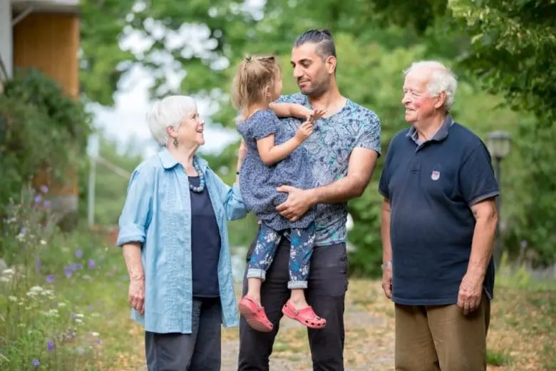 Mona et Kaj, tous deux retraités finlandais, ont assumé le rôle de grands-parents pour la petite Diana âgée de 3 ans, une réfugiée iraquienne arrivée sur l’île finlandaise de Nagu en 2015. Diana et son père, Azaldeen, ont fui l’Iraq après l’enlèvement de la maman