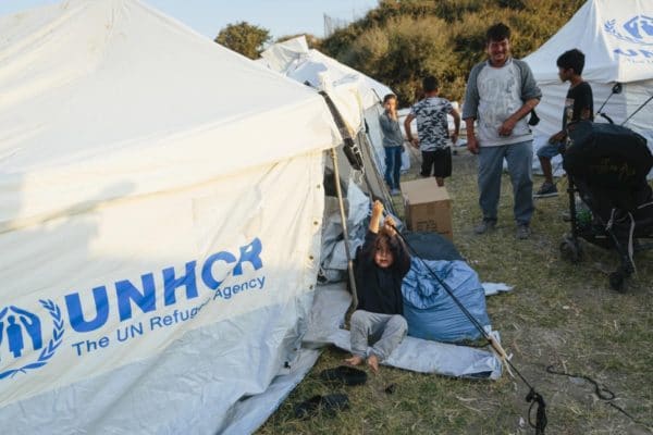 Des réfugiés afghans au site temporaire établi par les autorités grecques et le HCR pour héberger certains parmi les milliers de personnes qui ont fui l’incendie au Centre de réception de Moria à Lesbos, en Grèce