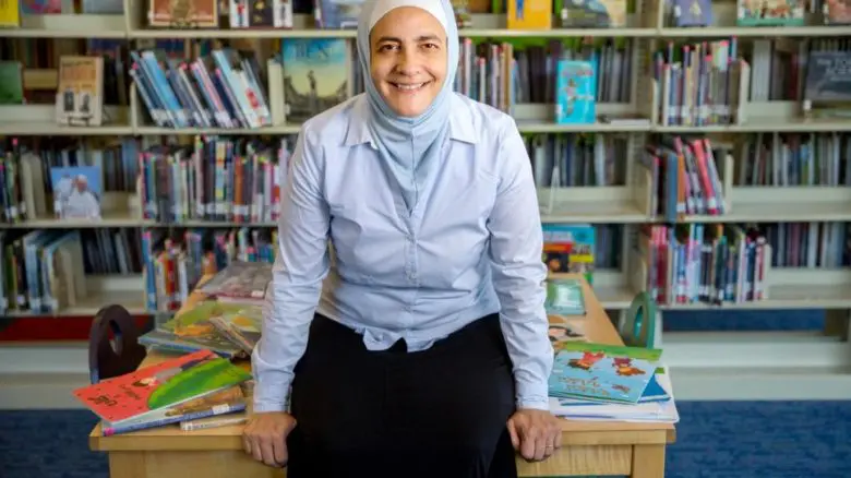 Rana Dajani, fondatrice et directrice jordanienne de We Love Reading, est photographiée dans la section pour enfants d'une bibliothèque publique à Richmond, en Virginie, aux États-Unis