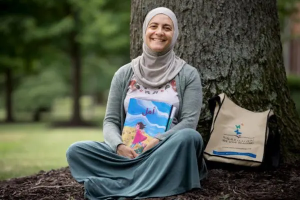 Rana Dajani, de nationalité jordanienne, fondatrice et directrice de ‘We Love Reading’, est photographiée dans un parc de Richmond, en Virginie