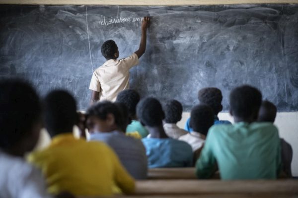 Un élève réfugié malien joue le rôle d’un enseignant dans une école du camp de Goudoubo. En raison de l’insécurité croissante, les enseignants ne se présentent plus et ce sont souvent des élèves qui se chargent de l’enseignement