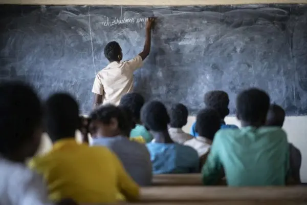 Un élève réfugié malien joue le rôle d’un enseignant dans une école du camp de Goudoubo. En raison de l’insécurité croissante, les enseignants ne se présentent plus et ce sont souvent des élèves qui se chargent de l’enseignement