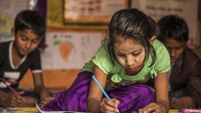 Asma, 8 ans, dessine au centre d’apprentissage Rose 2 dans le camp de réfugiés de Kutupalong à Cox Bazar, au Bangladesh