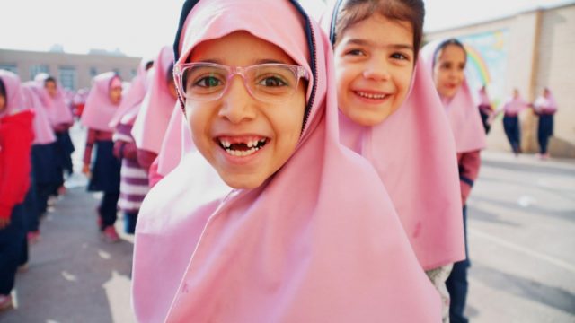 A l’école primaire de Vahdat à Ispahan, en Iran, lors de leur arrivée le matin, les élèves des communautés réfugiées et d’accueil débordent d’enthousiasme et d’énergie