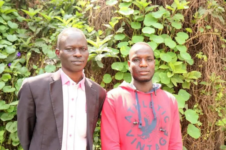 Les étudiants boursiers soudanais Mohtas Anwar Modier (à gauche) et Sabir Juma Hamid posent pour un portrait dans le camp de réfugiés de Sherkole, en Ethiopie