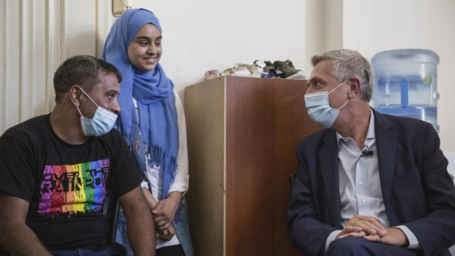 Le Haut Commissaire des Nations Unies pour les réfugiés Filippo Grandi s’entretient avec Makhoul Al Hamad, un réfugié syrien de 43 ans, et sa fille Sana, 14 ans, à la suite de l’explosion à Beyrouth