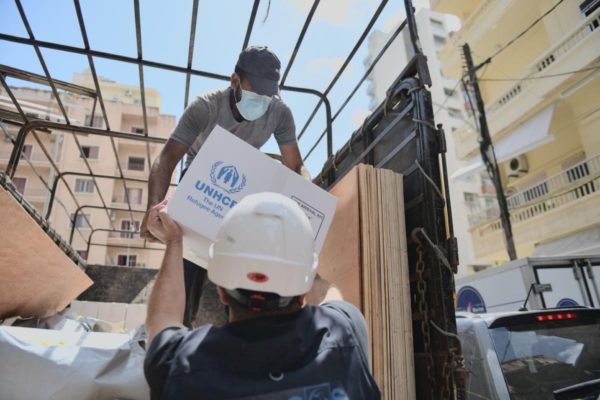 Le personnel d’Intersos décharge des articles de secours pour réparer les maisons endommagées dans le quartier d’Achrafieh à Beyrouth