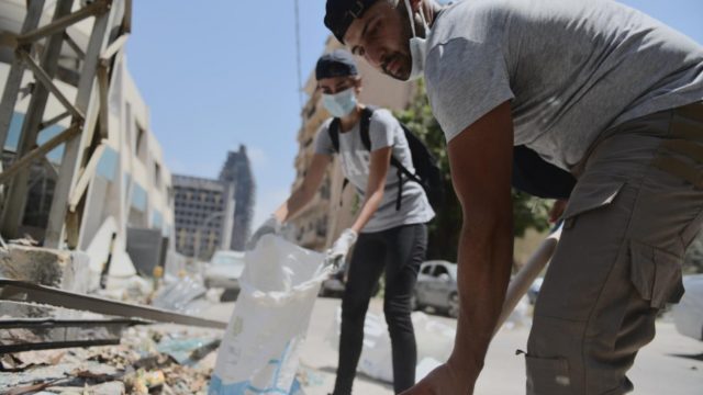 Des bénévoles retirent des débris dans le quartier de Gemmayze, à Beyrouth, qui est très touché