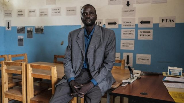 James Tut, professeur réfugié sud-soudanais, se consacre à l’éducation. « Les enfants sont l’avenir de notre pays. Quand nous rentrerons, ils construiront notre pays », dit-il