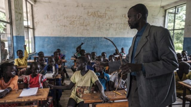 James Tut, réfugié du Soudan du Sud, enseigne dans une classe d’école primaire du camp de Jewi, en Éthiopie