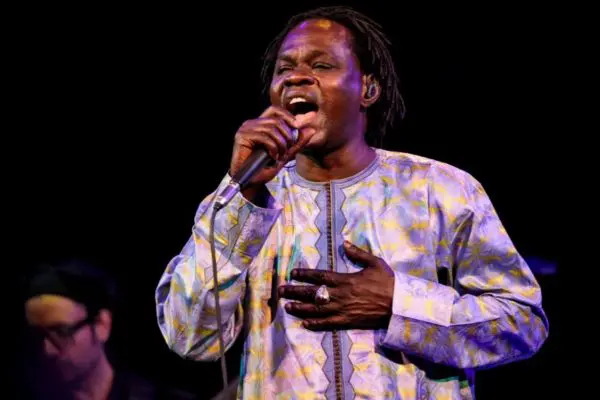 Baaba Maal chante