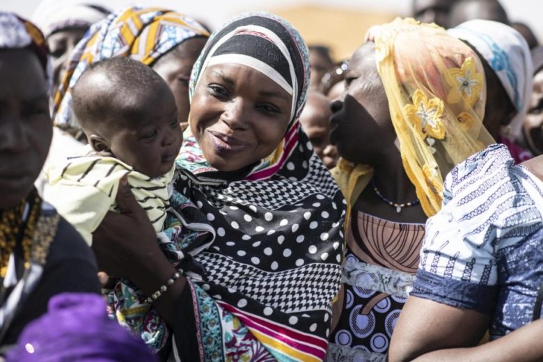 Des personnes déplacées internes - hommes, femmes et enfants – rassemblées dans la ville de Dori, au Burkina Faso.