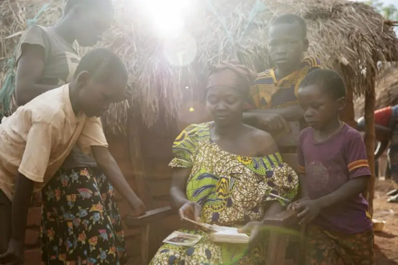 Une famille déplacée interne devant son abri en République centrafricaine.