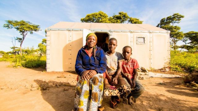 Velarie Ntahonicaye (68 ans) en compagnie de deux de ses petits-enfants dans le camp de réfugiés de Kigoma.