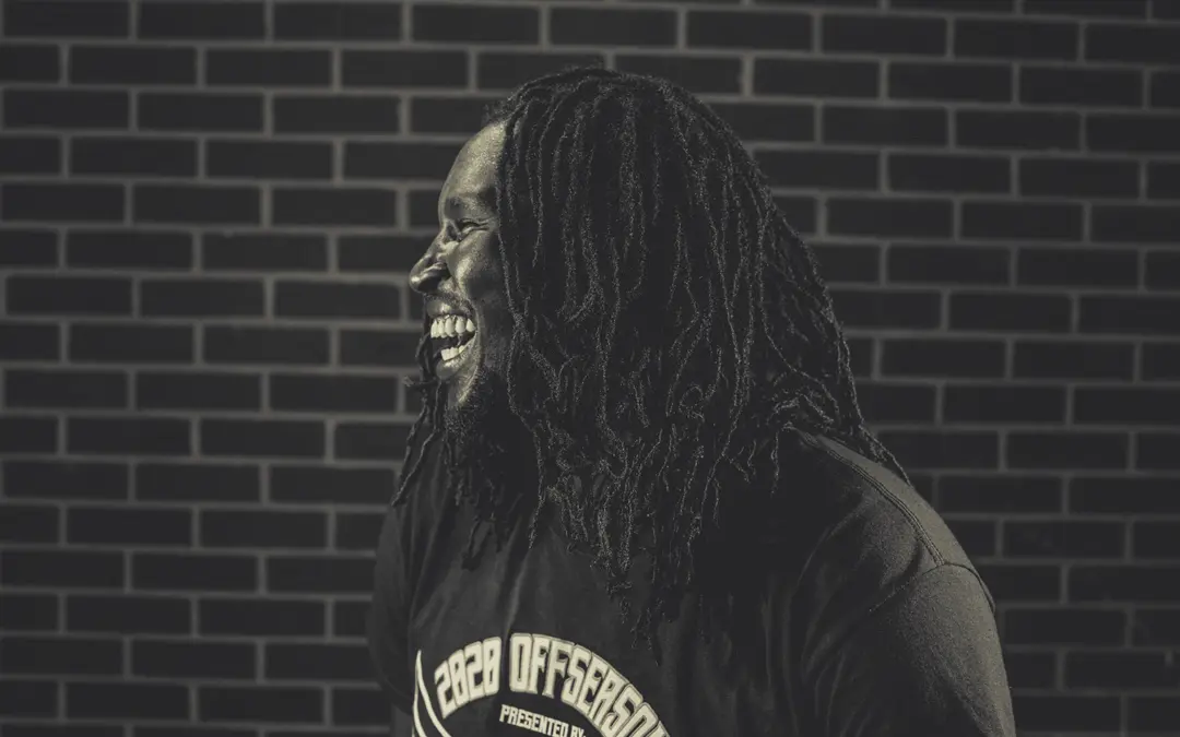 Un entraineur de basketball encourage ses joueurs et les motive dans le contexte du mouvement de revendications pour la justice raciale