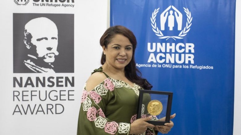Mayerlín Vergara Pérez holding the Nansen Refugee Award.