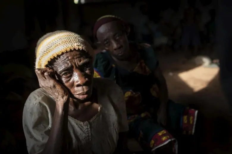 Une femme âgée est assise dans une salle où des réfugiés anglophones du Cameroun attendent d’être relocalisés dans le camp de réfugiés d’Agadom à Ogoja, au Nigeria.