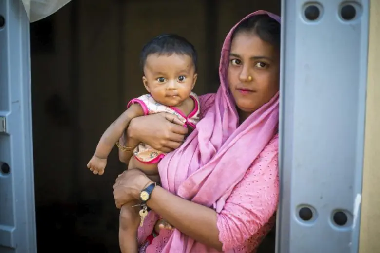 A Rohingya refugee mother and her child 