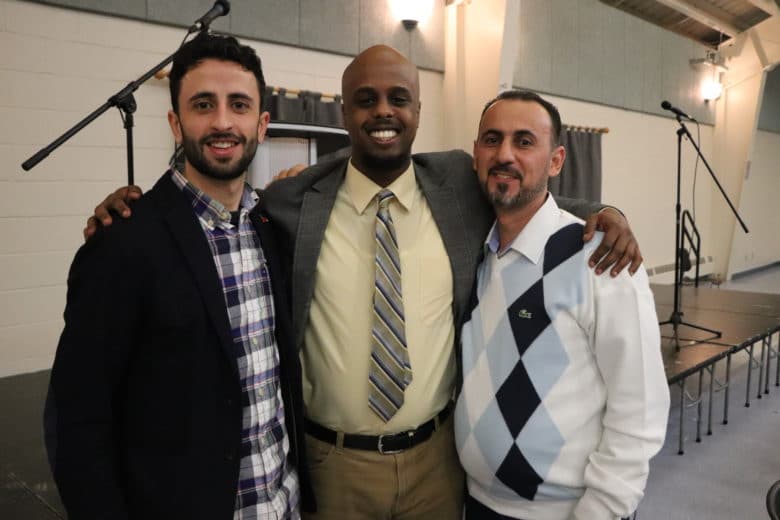 (De gauche à droite) Samer Al Jbawi, Bille Avdalla et Ali Malash du Centre somalien des services aux familles. Ce pôle communautaire pour les nouveaux arrivants, basé à Ottawa, a récolté plus de $20,000 pour le HCR en faveur des Syriens déplacés par la crise en cours.