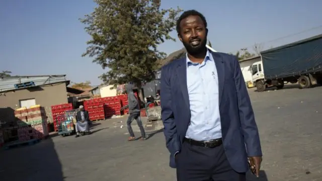 Saeed Mohamed pose dans la rue.