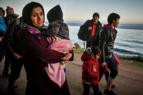 Des réfugiés arrivent sur l’île de Lesbos, en Grèce.