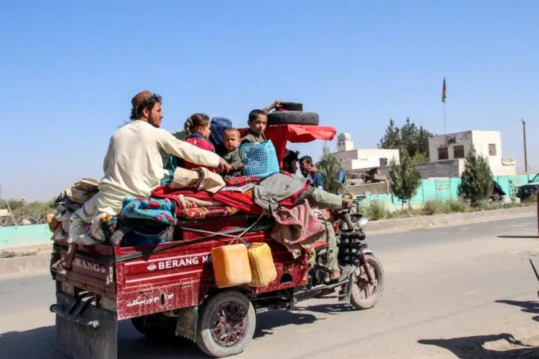 Internally displaced people flee from Nadali district to Lashkar Gah 