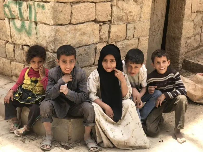 Des enfants déplacés yéménites jouent dans la vieille ville d’Amran. 