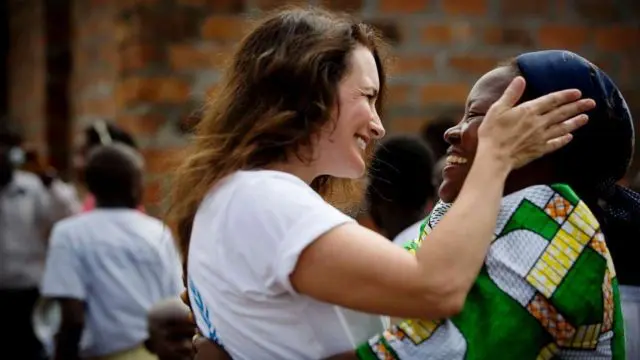 UNHCR Goodwill Ambassador Kristin Davis in the Democratic Republic of the Congo with Sister Angelique Namaika, a past Nansen Refugee Award winner.