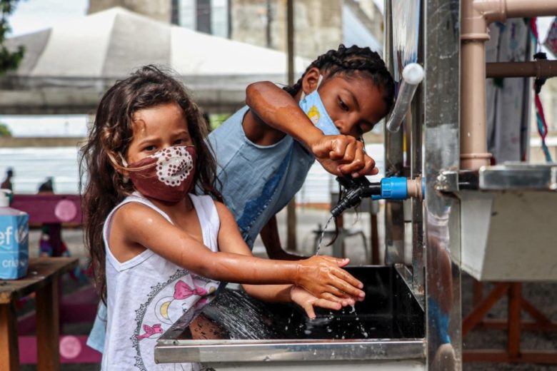 Des fillettes en train de se laver les mains au Brésil.