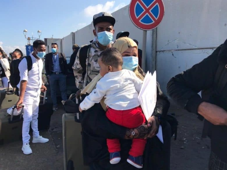 Un groupe de demandeur d'asile à l'aéroport de Tripoli.