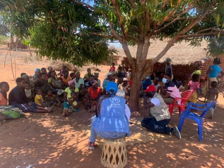 Des employés du HCR et de ses partenaires s’entretiennent avec des femmes déplacées dans le district d’Ancuabe.