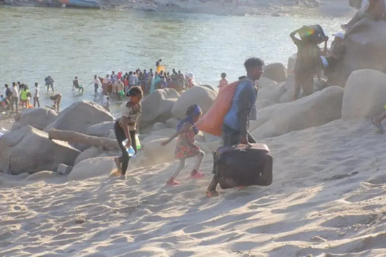 Ethiopian refugees cross the border into Hamdayet, Sudan.