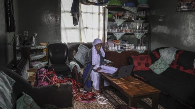 Nosizi Reuben, une apatride âgée de 20 ans, révise sur son ordinateur portable chez elle à Kinoo, au Kenya