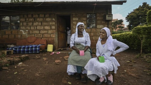Nosizi Reuben (à droite), une apatride âgée de 20 ans, parle à sa mère Angeline devant leur maison à Kinoo, au Kenya