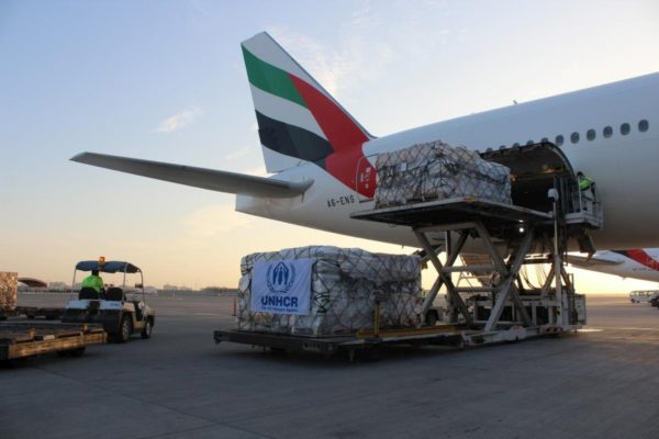 Du matériel de secours provenant de l’entrepôt du HCR à Dubaï sont chargés dans un avion-cargo à l’aéroport de Dubaï pour être acheminés vers le Soudan.