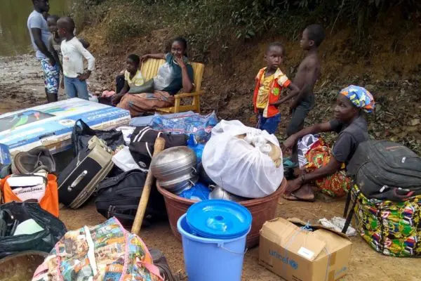 Des demandeurs d’asile fuyant les tensions électorales en Côte d’Ivoire attendent au poste frontière de Buutuo, au Liberia voisin.